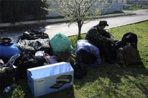 Украинские офицеры под заборами своих бывших частей