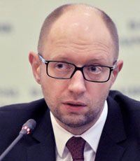 Яценюк считает естественным доллар по 11 гривен