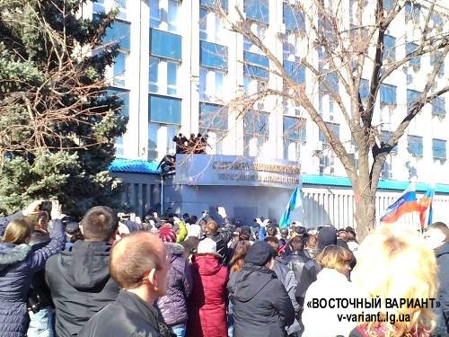 Митингующие штурмом взяли СБУ: выбиты двери и окна, валит дым (обновлено, фото)