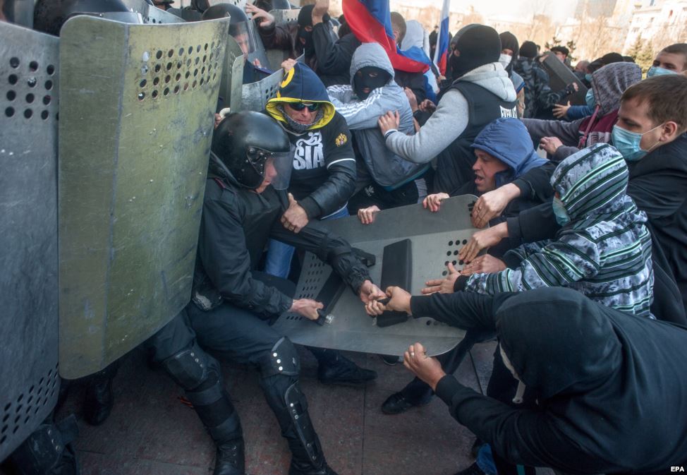 Штурм Донецкой областной администрации. ФОТО Штурм Донецкой областной администрации. ФОТО