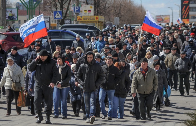 Митингующие, захватившие здание СБУ в Луганске, требуют провести референдум о федерации Митингующие, захватившие здание СБУ в Луганске, требуют провести референдум о федерации