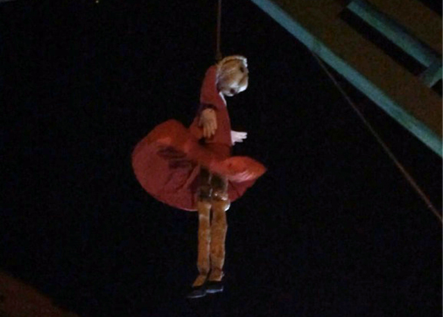 Жители Луганска "повесили" Юлию Тимошенко Жители Луганска "повесили" Юлию Тимошенко