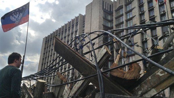 Юго-Восток: Луганск окружён неуверенными войсками, на Донецк едут БТРы, Лавров и Керри не рекомендуют хунте воевать, ей остались сутки Юго-Восток: Луганск окружён неуверенными войсками, на Донецк едут БТРы, Лавров и Керри не рекомендуют хунте воевать, ей остались сутки