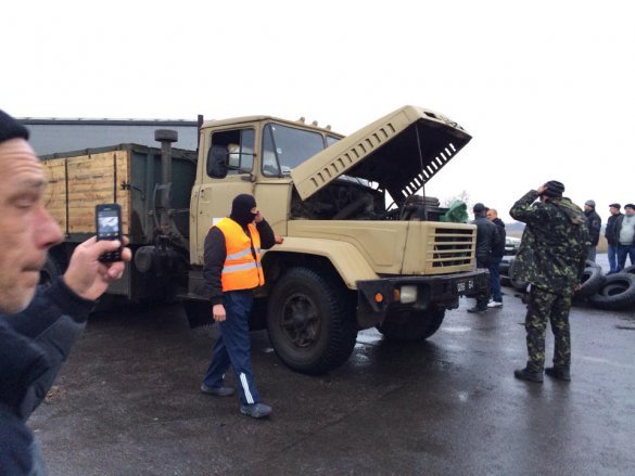 На подъезде к Славянску митингующие задержали грузовик с боекомплектами для установок "Град"