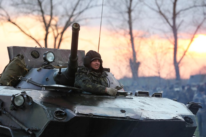 Танки и БТР украинской армии вошли в Донецкую область Танки и БТР украинской армии вошли в Донецкую область