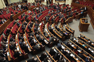 ВРУ приняла скандальный закон: за семейную поездку в Крым будут карать тюремным сроком от 5 лет с конфискацией