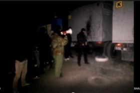 В Мариуполе безоружный народ обманутый провокаторами штурмует воинскую часть ВВ (видео).Стрим