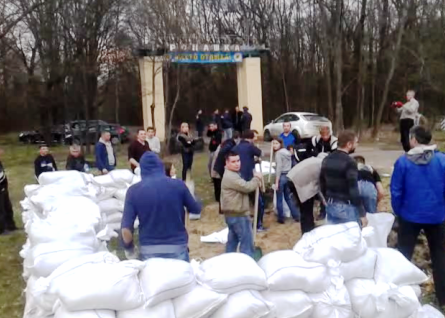 ВНИМАНИЕ!!! На въезде в Харьков, в районе Пятихаток, националисты строят блок-пост. (Обновлено) ВНИМАНИЕ!!! На въезде в Харьков, в районе Пятихаток, националисты строят блок-пост. (Обновлено)