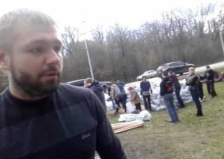 ВНИМАНИЕ!!! На въезде в Харьков, в районе Пятихаток, националисты строят блок-пост. (Обновлено) ВНИМАНИЕ!!! На въезде в Харьков, в районе Пятихаток, националисты строят блок-пост. (Обновлено)