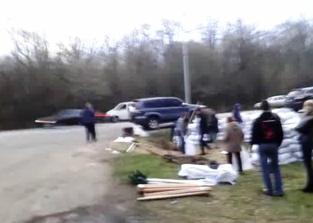 ВНИМАНИЕ!!! На въезде в Харьков, в районе Пятихаток, националисты строят блок-пост. (Обновлено) ВНИМАНИЕ!!! На въезде в Харьков, в районе Пятихаток, националисты строят блок-пост. (Обновлено)