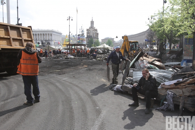 В центре Киева разобрали самую большую баррикаду
