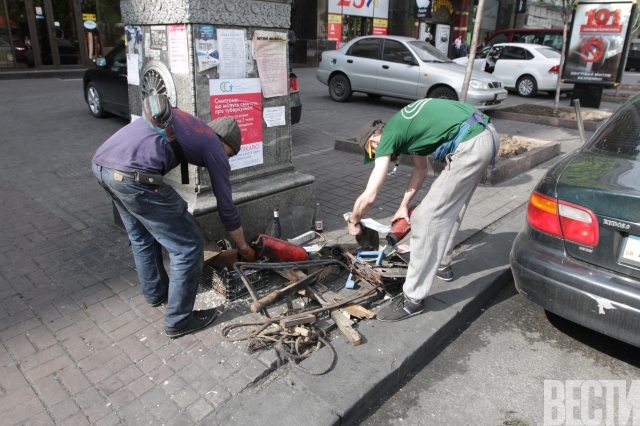 В центре Киева разобрали самую большую баррикаду