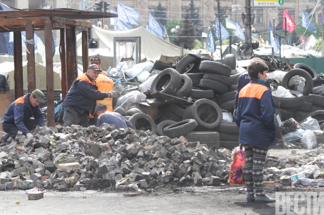 В центре Киева разобрали самую большую баррикаду