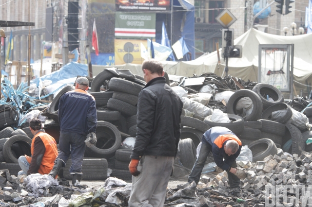 В центре Киева разобрали самую большую баррикаду