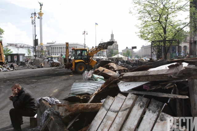 В центре Киева разобрали самую большую баррикаду