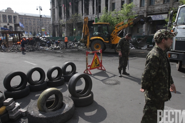 В центре Киева разобрали самую большую баррикаду