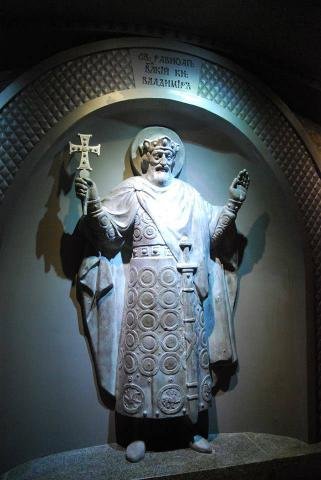 Памятник князю Владимиру разбили в Киеве Памятник князю Владимиру разбили в Киеве