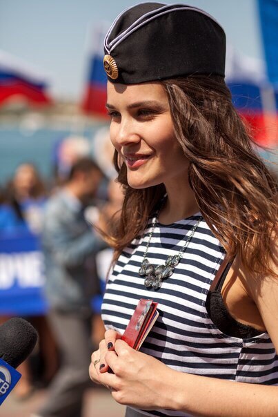 Ответ крымских красавиц: "Я дочь офицера!"