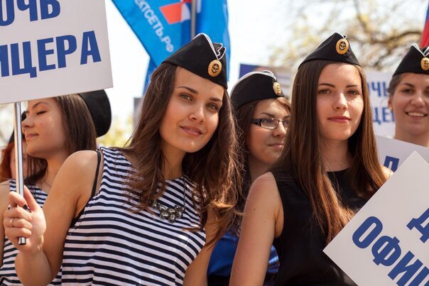 Ответ крымских красавиц: "Я дочь офицера!"