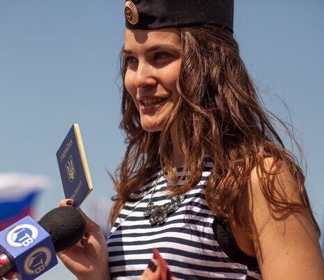 Ответ крымских красавиц: "Я дочь офицера!"