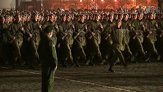 В Москве прошла первая полномасштабная ночная репетиция парада в честь 69-й годовщины Победы В Москве прошла первая полномасштабная ночная репетиция парада в честь 69-й годовщины Победы