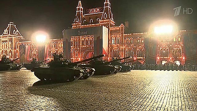 В Москве прошла первая полномасштабная ночная репетиция парада в честь 69-й годовщины Победы В Москве прошла первая полномасштабная ночная репетиция парада в честь 69-й годовщины Победы
