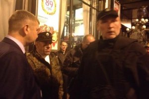 Ранним утром «Правый сектор» должен сложить оружие и покинуть отель «Днепр