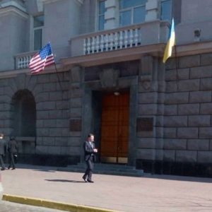 Американский флаг повесили на штаб-квартиру СБУ!