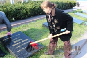 В Одессе активисты Куликового поля вымыли плиты на Аллее Славы флагами УПА