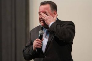 Бенюка из "Свободы" забросали гнилыми помидорами