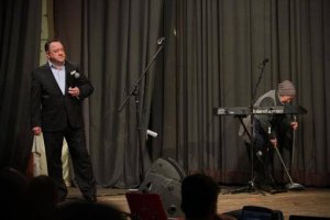 Бенюка из "Свободы" забросали гнилыми помидорами