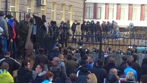 В Донецке народ занял здание администрации. Теперь главное удержать контроль. Мы не уйдем!