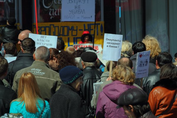 В Днепропетровске сотни людей вышли на антифашистский митинг