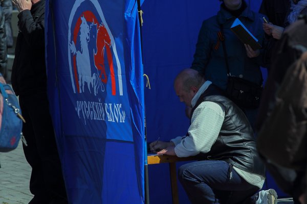 В Днепропетровске сотни людей вышли на антифашистский митинг