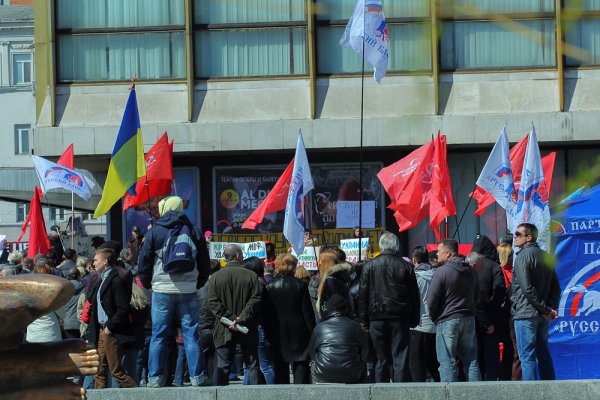 В Днепропетровске сотни людей вышли на антифашистский митинг