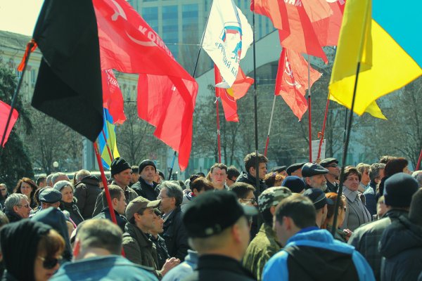 В Днепропетровске сотни людей вышли на антифашистский митинг