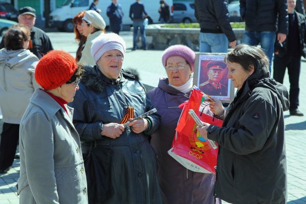 В Днепропетровске сотни людей вышли на антифашистский митинг