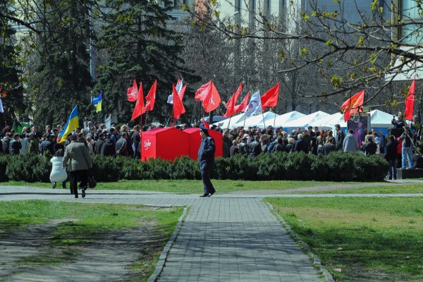 В Днепропетровске сотни людей вышли на антифашистский митинг