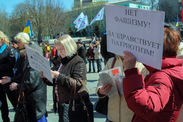 В Днепропетровске сотни людей вышли на антифашистский митинг