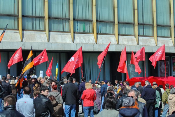 В Днепропетровске сотни людей вышли на антифашистский митинг