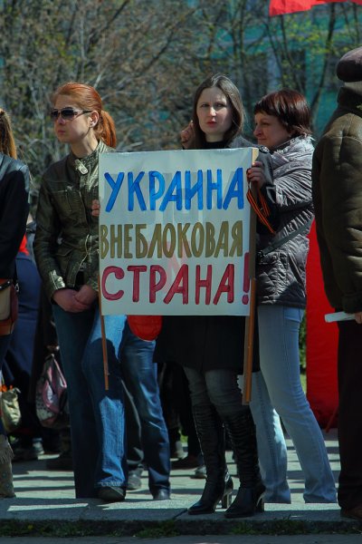 В Днепропетровске сотни людей вышли на антифашистский митинг