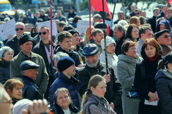В Днепропетровске сотни людей вышли на антифашистский митинг