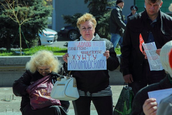 В Днепропетровске сотни людей вышли на антифашистский митинг