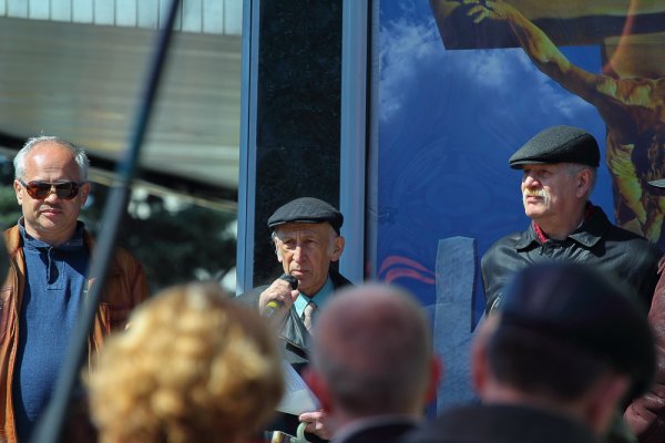 В Днепропетровске сотни людей вышли на антифашистский митинг