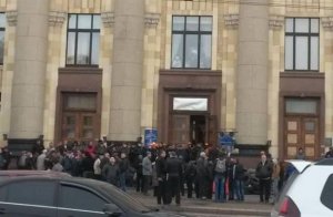 В Харькове штурмуют ОГА. Прямая трансляция