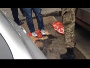 В Одессе  евромайданутая мразь  вытерла ноги о Знамя Победы. ВИДЕО