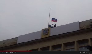 Флаг Донецкой Народной Республики над Краматорском