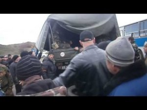 Мирные жители разоружают нациАНАЛьную гвардию. Артёмовск. ВИДЕО