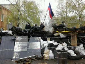 Жители Краматорска встретили киевских освободителей «в штыки». У входа на аэродром сооружают баррикады