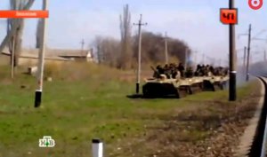 В Сети появилось видео, как украинские военные давят бронемашиной автомобиль с водителем